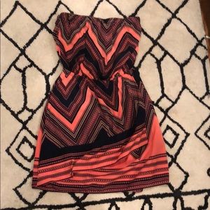 Mini strapless dress. Polyester.